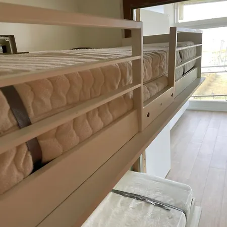 Met Frontaal Zeezicht En Afgesloten Slaaphoek Apartment
